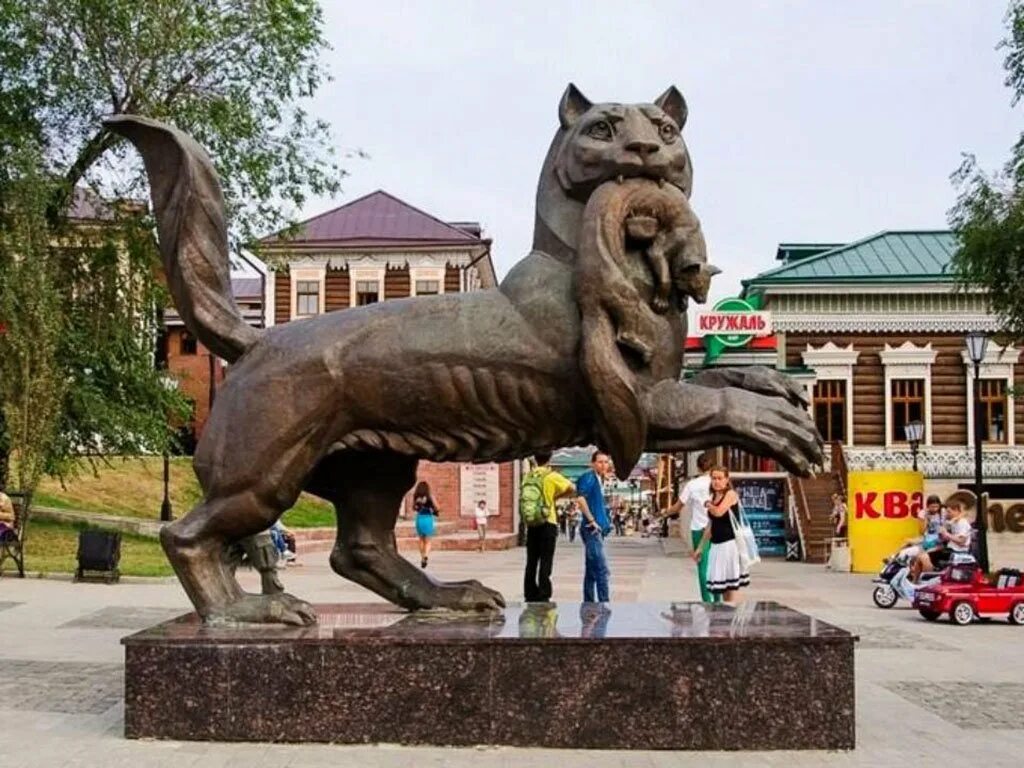 Иркутск назван в честь. Памятник бабру в Иркутске. Иркутск города Иркутской области. Достопримечательности Иркутска Бабр. Иркутск Бабр летом.