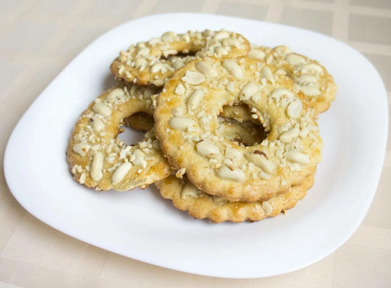 Печенье песочное кольцо с арахисом. Песочное колечко с арахисом. Песочные кольца с арахисом. Печенье колечки с арахисом песочное. Печенье колечки с арахисом песочное.