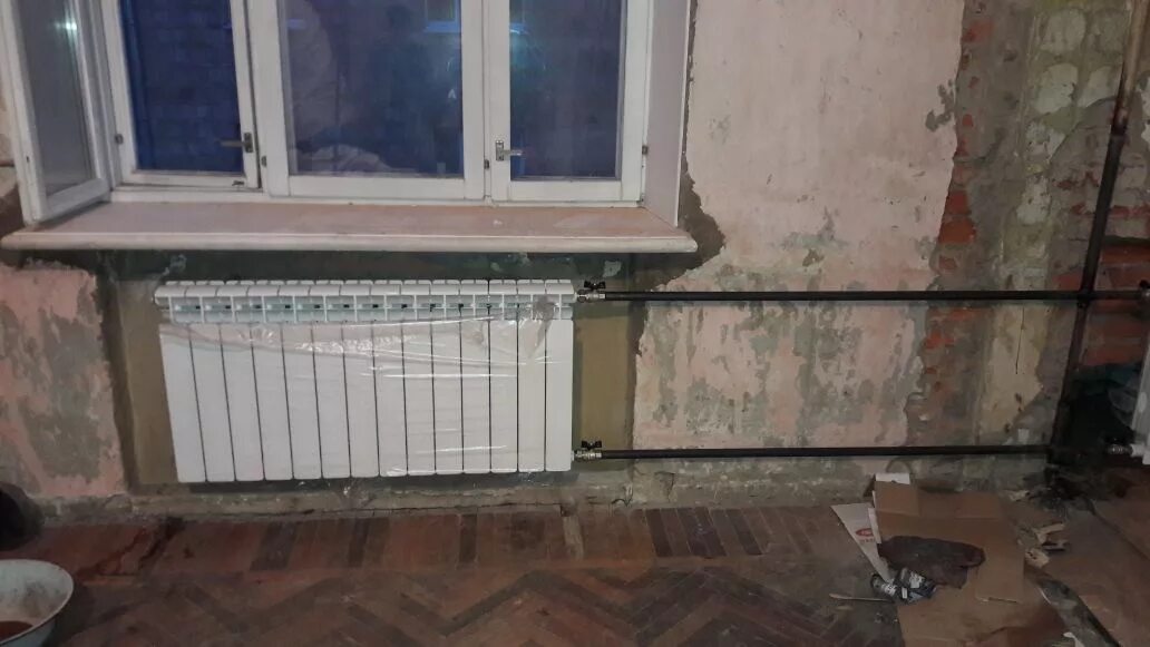 Боковое подключение радиаторов из стены. Боковое подключение радиаторов. боковое подключение радиаторов отопления. присоединение радиатора сбоку из стены. батареи отопления с боковым подключением.