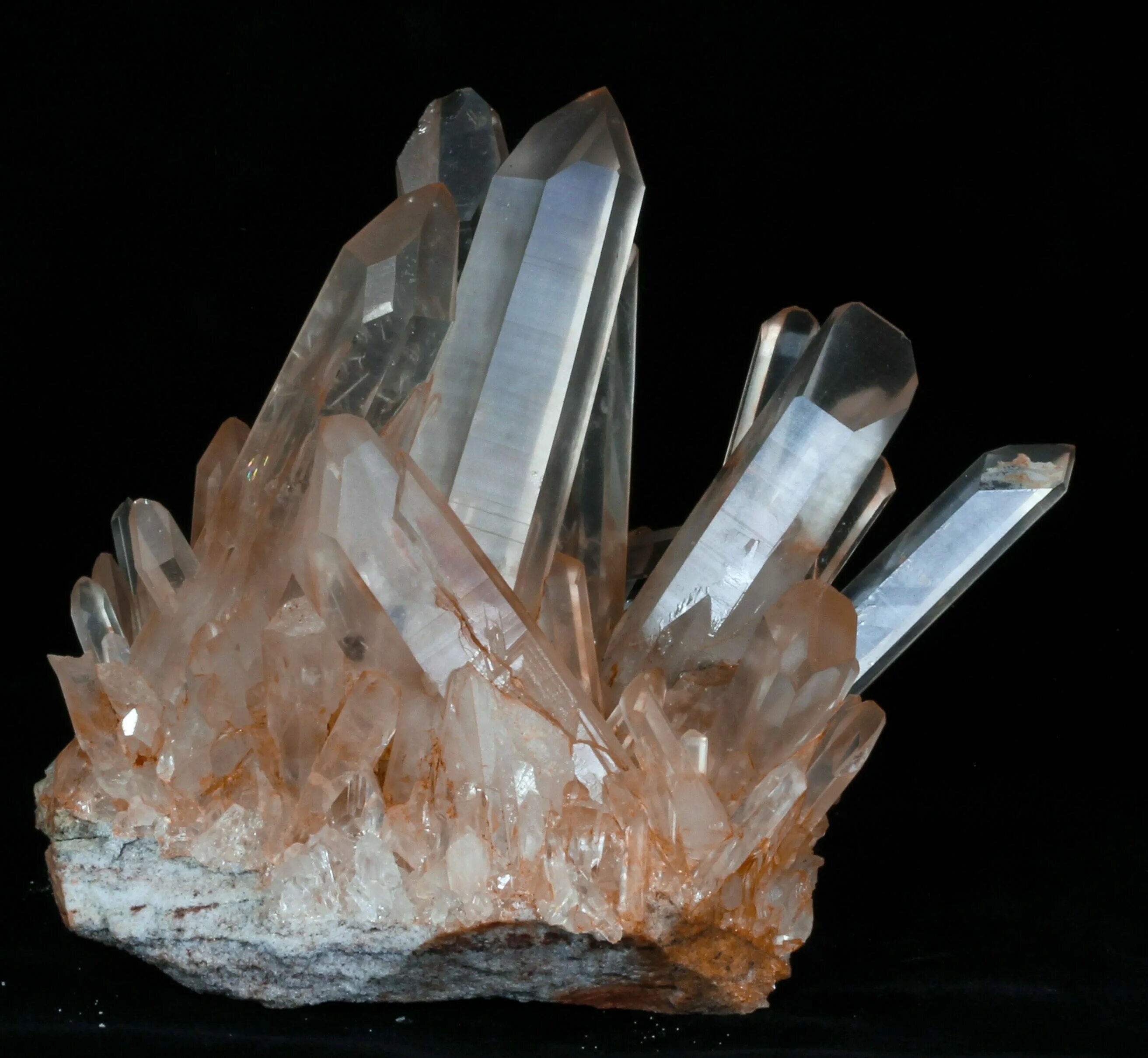 Quartz crystal. Кварц минерал горный. Камень с кристаллами кварца. Куартс Кристал. Горный кварц камень.