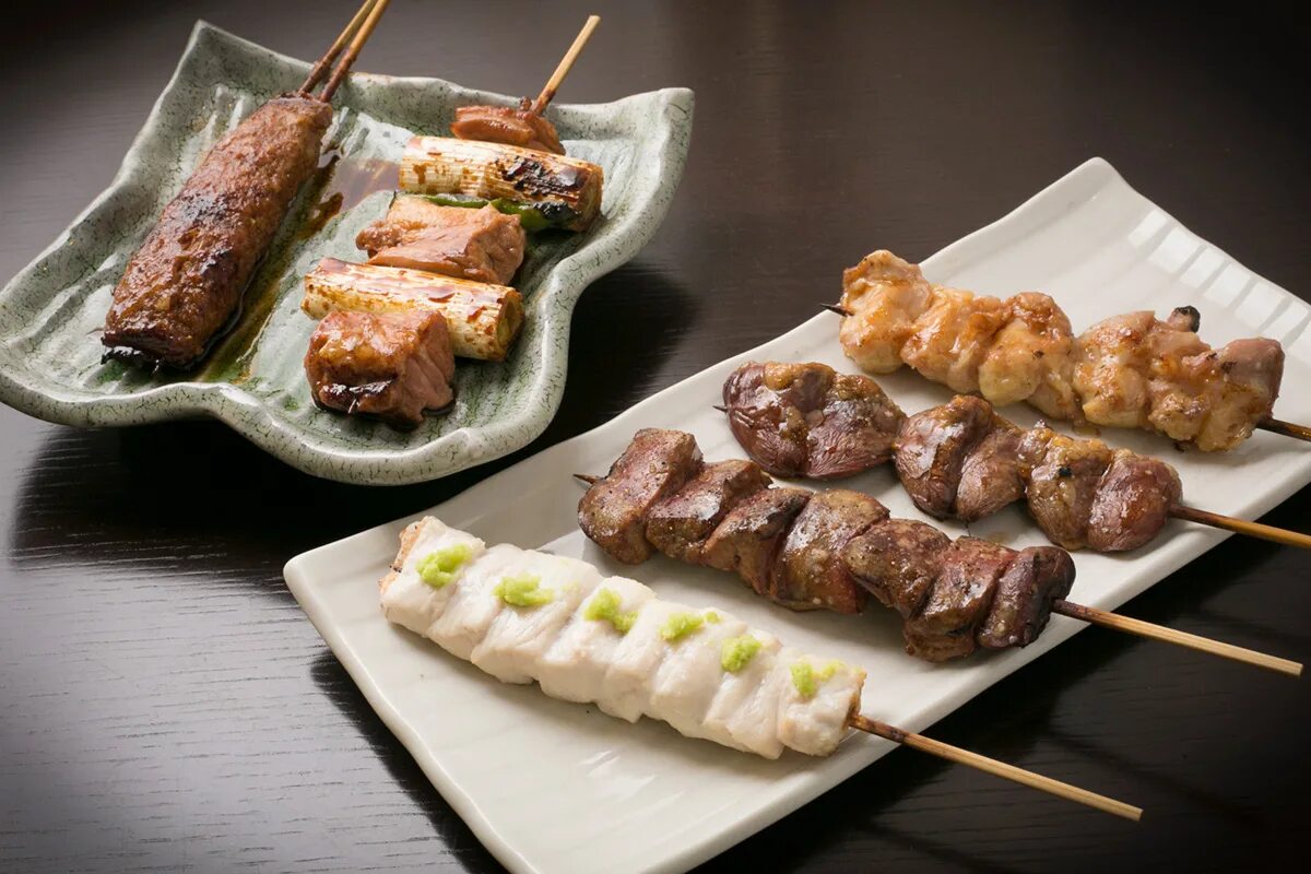 джигар кабоб. шашлык из свинины. шашлык из свинины. шашлык на тарелке. гузка индейки шашлык.