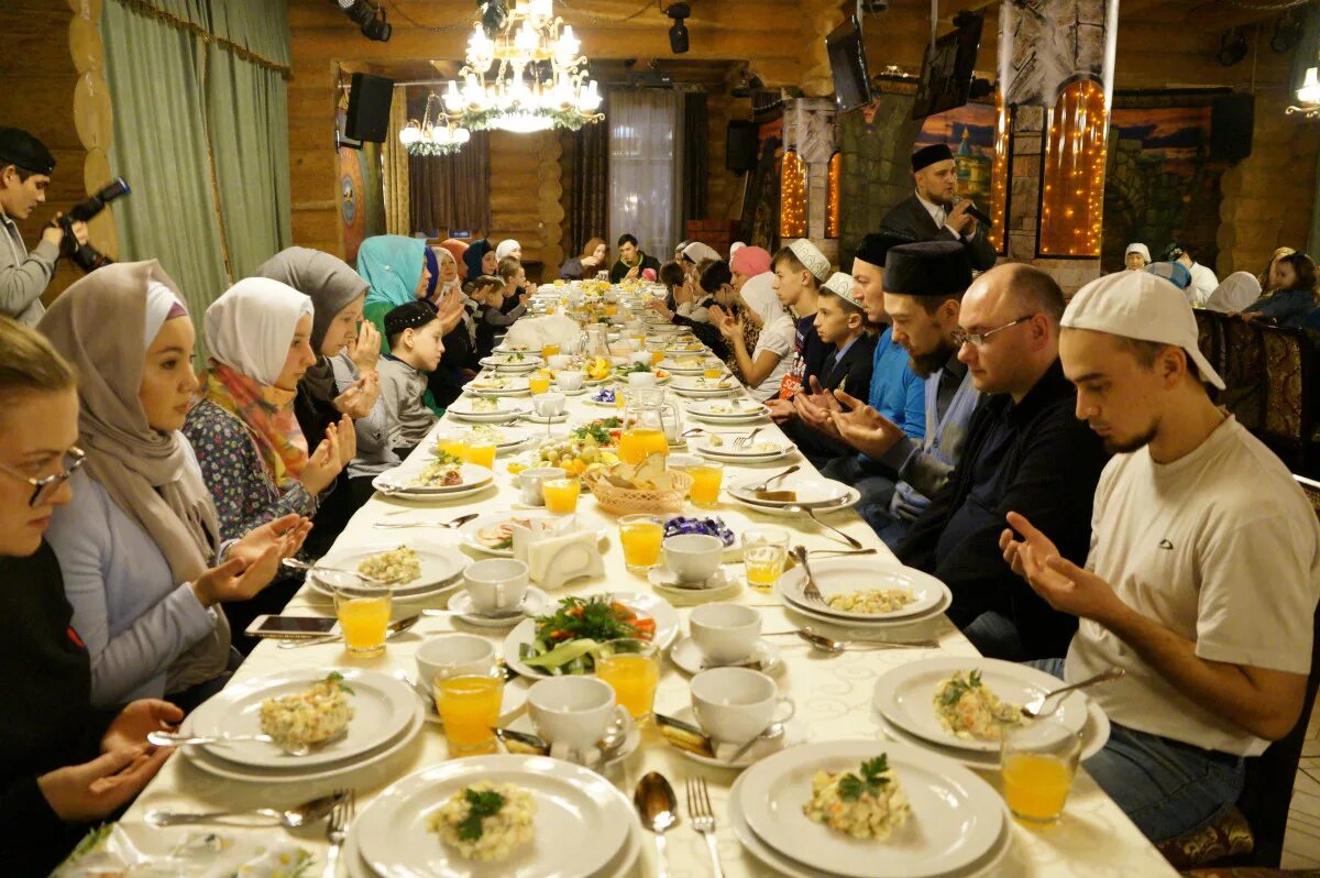 Татарский пост. Татарский праздничный стол. татары за столом. стол мусульманский праздничный. мусульманские блюда на праздничный стол.