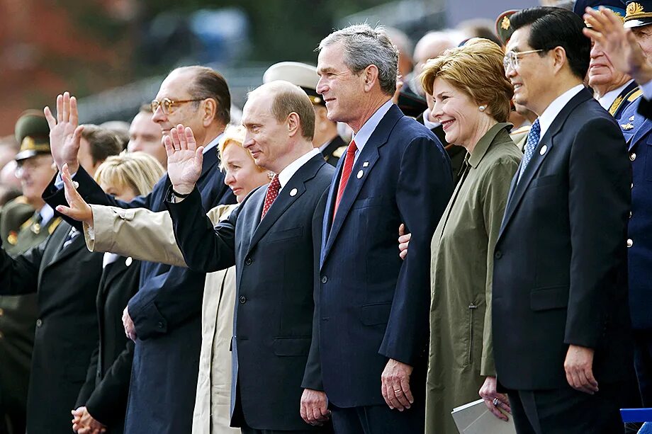 Буш на параде в Москве 2005. Джордж Буш на параде 2005. 2005 Джордж Буш 8 мая Москва. Буш на параде Победы в Москве 2005 год.