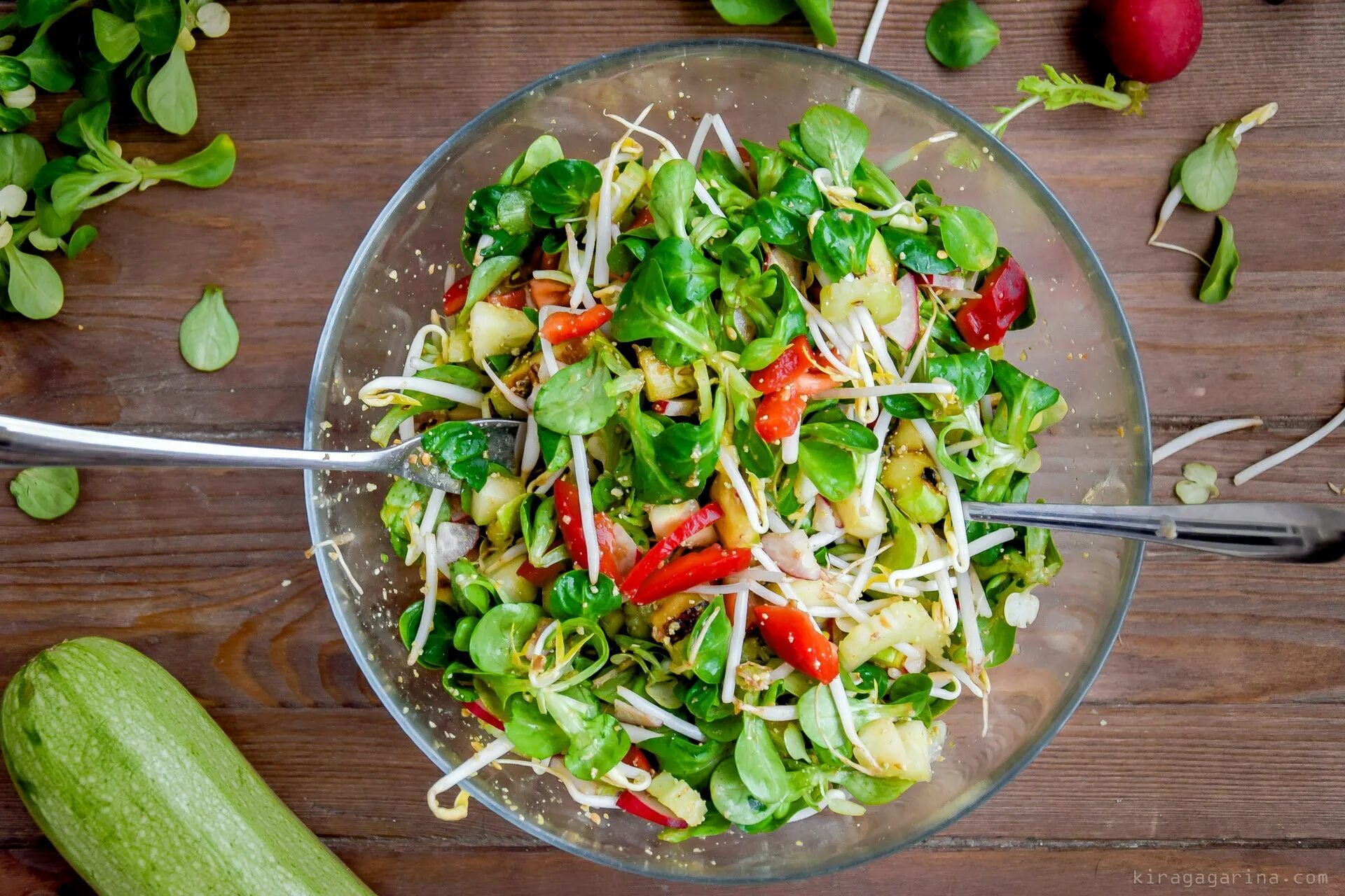 Салат с сельдереем и яблоком. Салат с огурцом и яблоком. Салат из черешкового сельдерея. Салат с сельдереем и яблоком и курицей. Салат из сельдерея стеблевого.