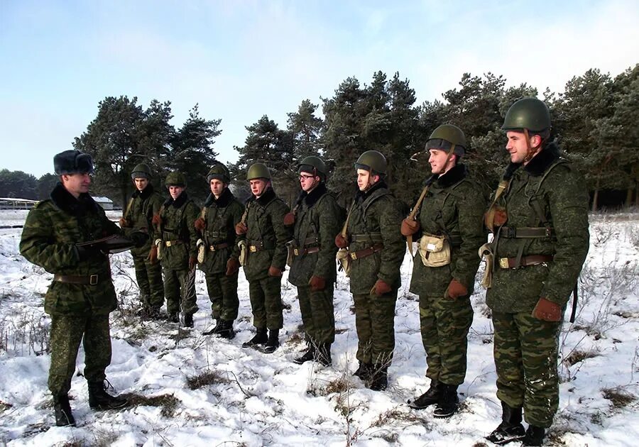 Строй солдат. Военное построение. Строй солдат зима. Отделение солдат.