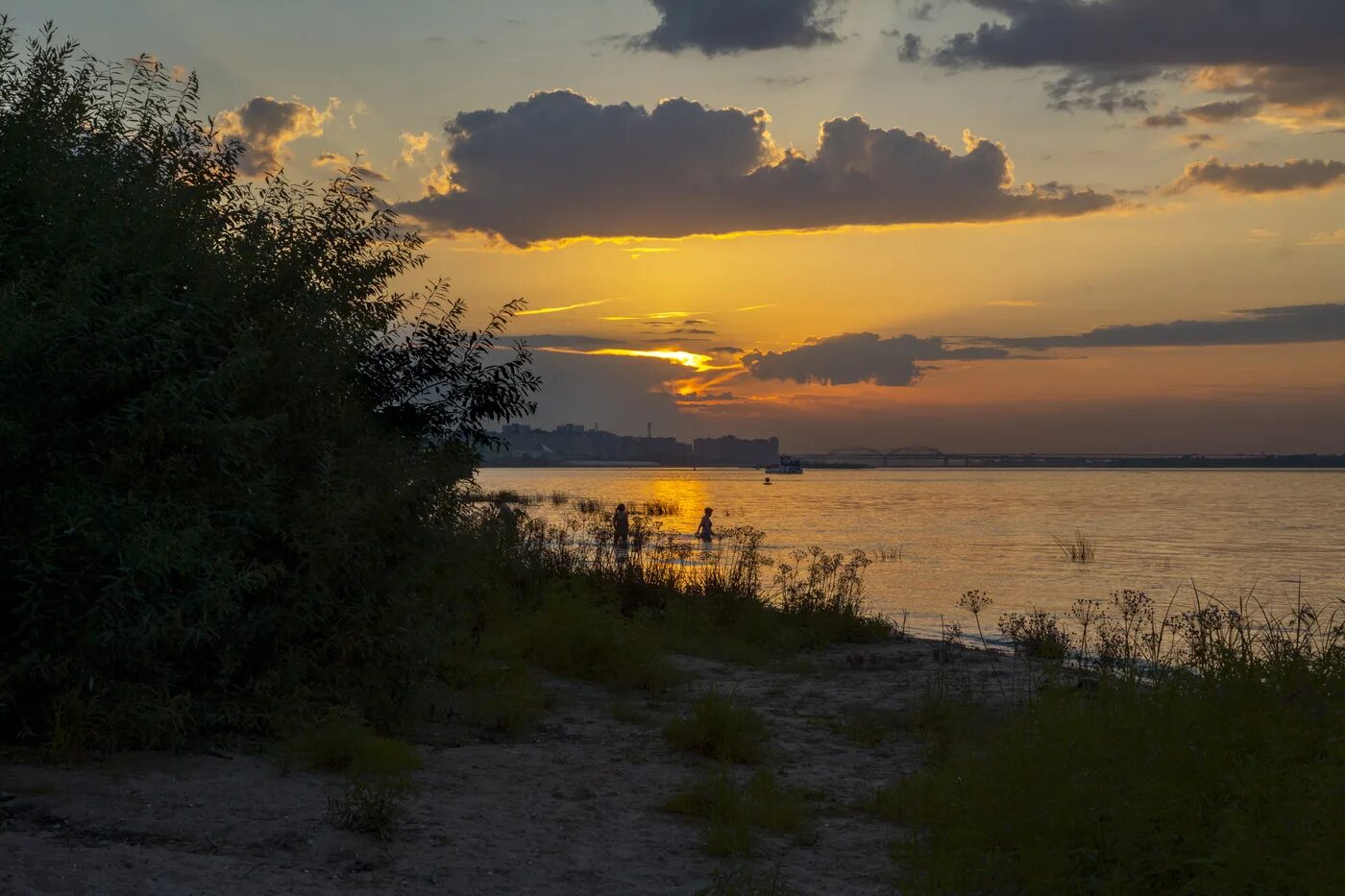 Закат на горе море Нижний Новгород. Горьковское водохранилище закат. Заря Горьковское море. Закат на Волге. Теплым вечером ближе к ночи друзья