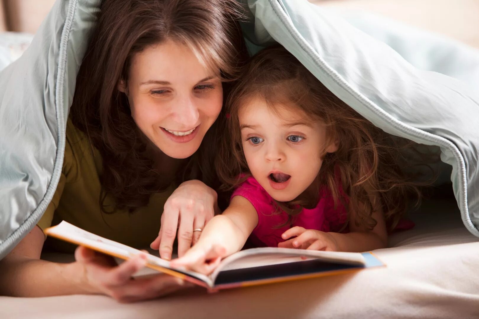 Фото семейное чтение. Чтение для детей. Чтение сказок детям. Родители и дети. Дети читают.