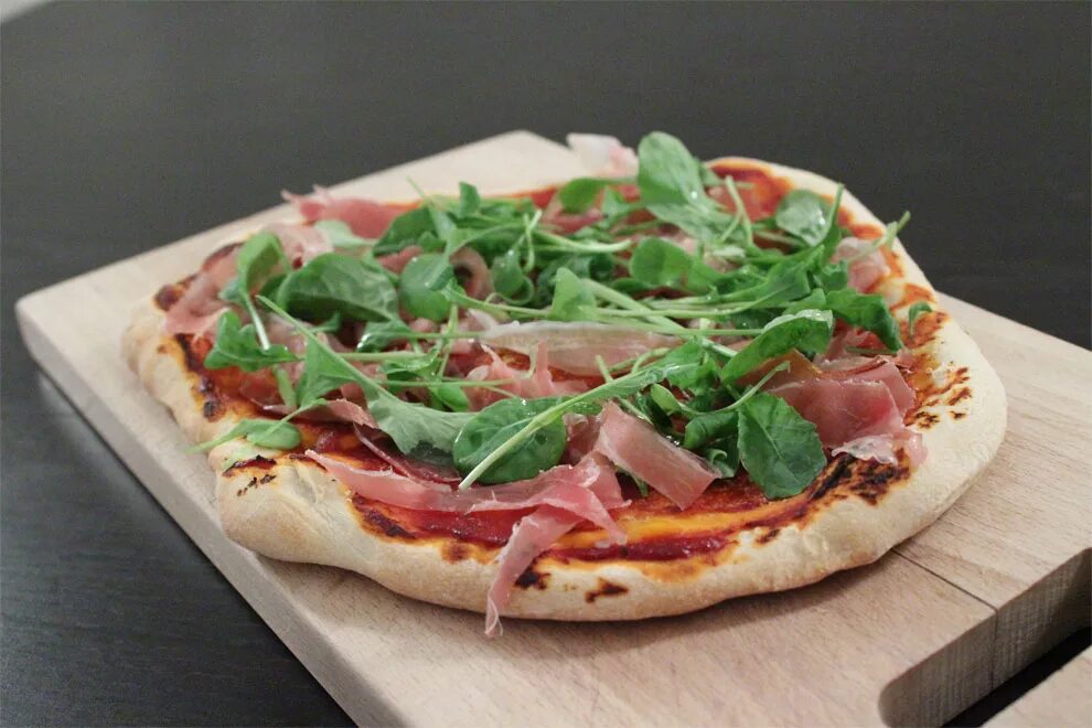 Фласка в пиццерии. Фокачча с моцареллой помидорами и рукколой. Фласка майнкрафт арт. Фласка лицо фласки. Фласка арт.