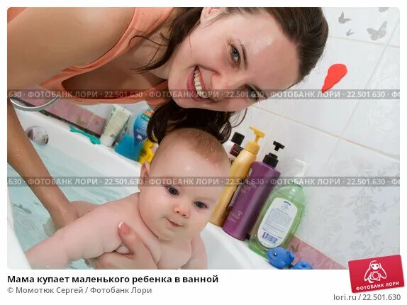 Мама мыла сына и ее. Моется при детях. Мама купается с детьми в ванной. Купание маленькой Дочки. Мама с ребенком в ванной комнате.