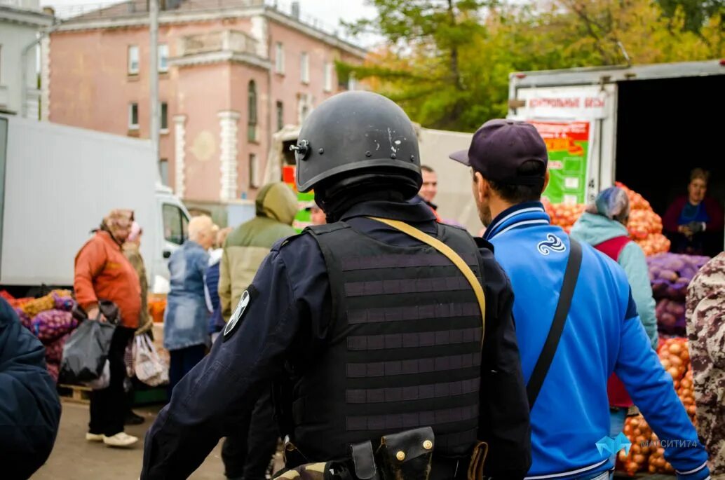 Проверка омона. ОМОН на рынке. Лианозовский рынок ОМОН. Полицейская проверка на рынке. Росгвардия за границей.