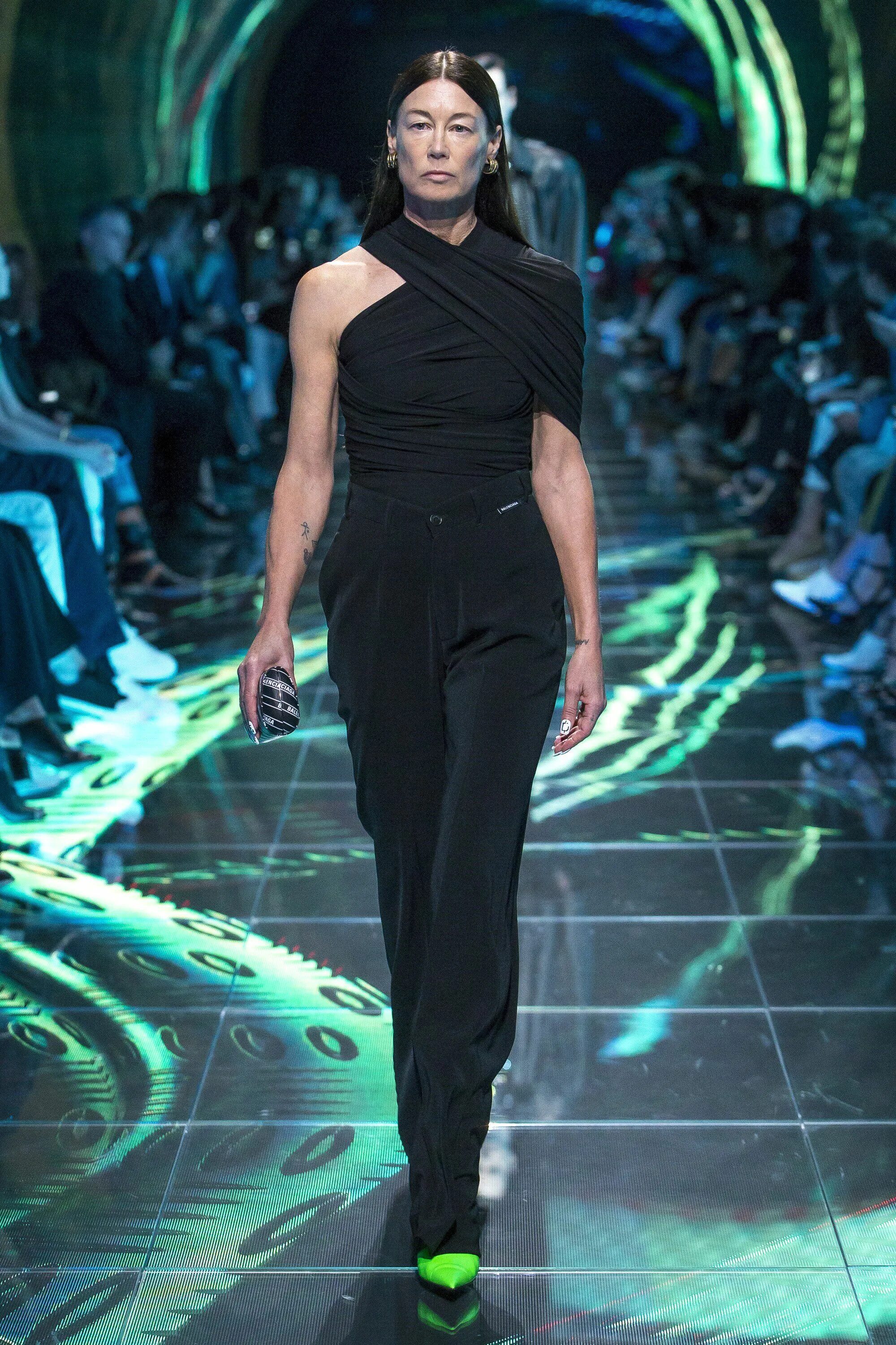 Модель баленсиага. Модели баленсиага. balenciaga модели. balenciaga показ мод. balenciaga женщина модель.