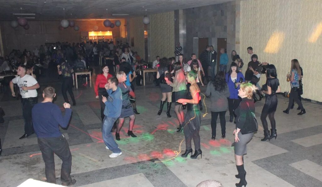 Дискотеки 80 90 годов видео. Клубный стиль 90-х. Сельская дискотека 80-х. Дискотека 80х 90х. Диско 80.