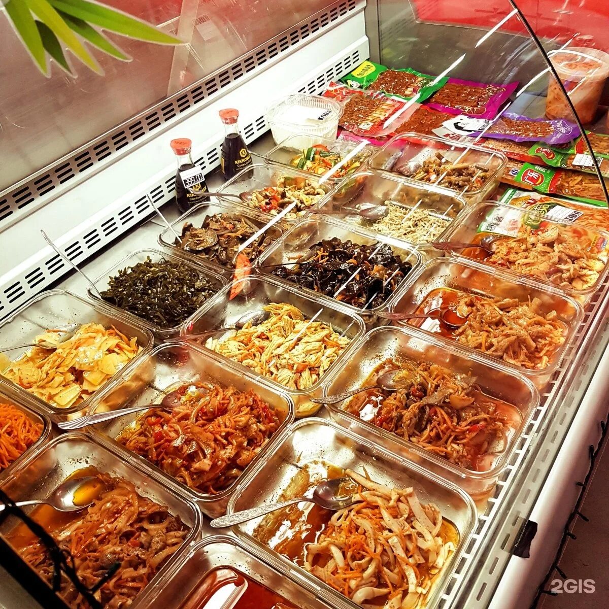 Корейский кемерово. Кузнецкий мост кемерово. Магазин корейсков салатов. Витрина для салатов. Корейские блюда эстетика.