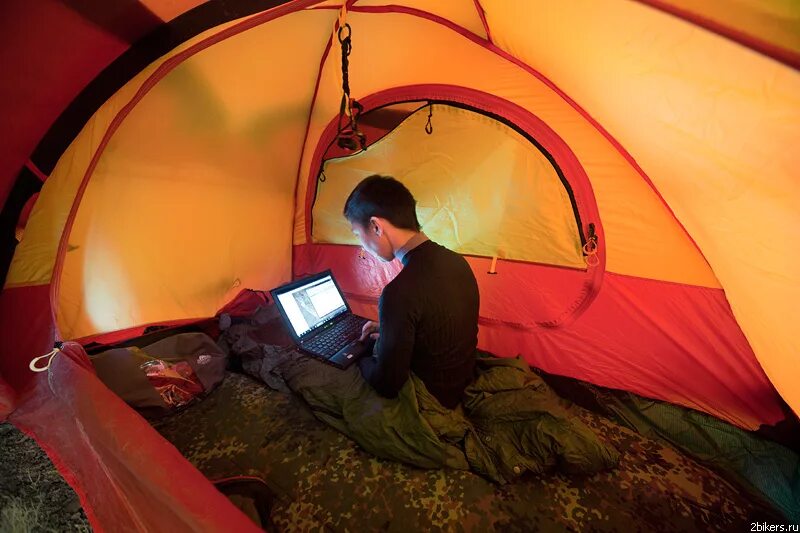 Допускается ли реализация в палатках. Палаточный городок башкортостан. Допускается ли реализация в палатках. Оборудованный палаточный лагерь. Люди спят в палатке.