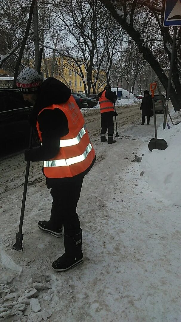Работа в кемерово дворник. Дворник омск. дворник ночью зимой. дворники в парке сокольники. ищем дворника.
