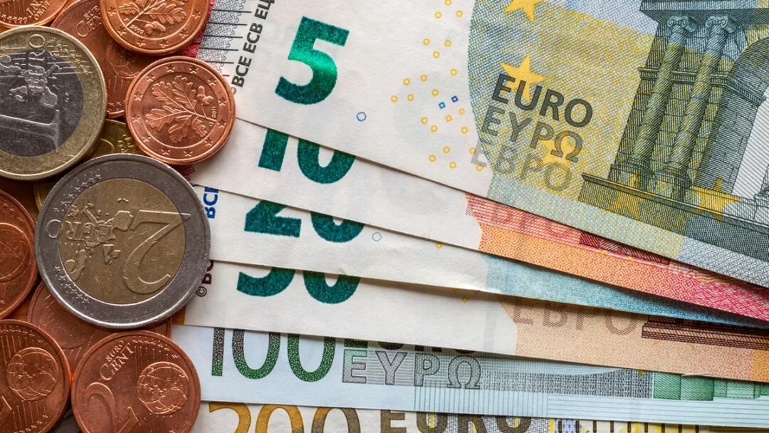 Евро валюта. Евро банкноты и монеты фото. 20 Евро фото. Двадцать евро.