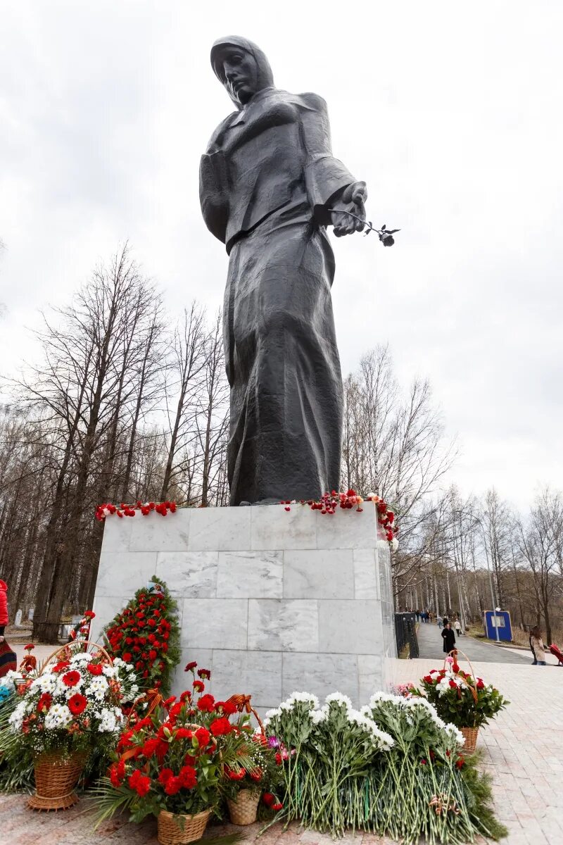 Памятник воину интернационалисту в сыктывкаре. Скорбящая мать памятник волгоград. Памятник скорбящий воин в сыктывкаре. Главный скорбящий. Площадь героев волгоград мамаев курган.