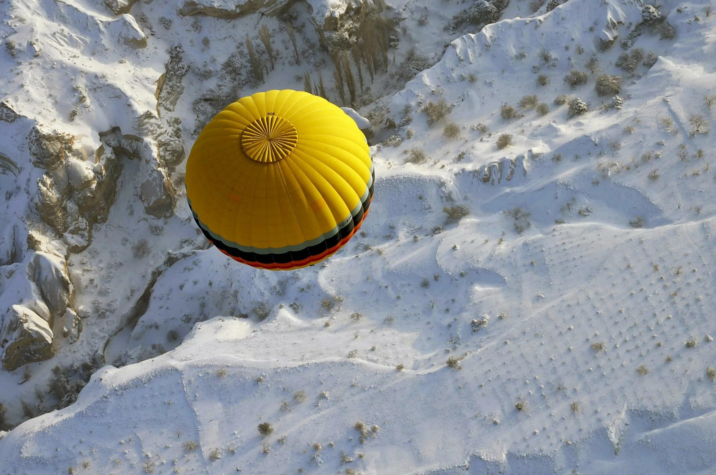 Шар со снегом. Воздушные шары на снегу. Воздушный снег. Воздушные шары на фоне горы со снегом.