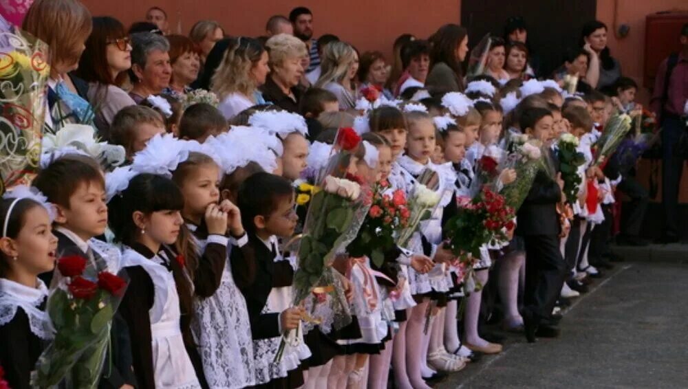 Первоклассники. Школьники 1 сентября. С началом учебного года. 1 Сентября дети. Сегодня начинается школа