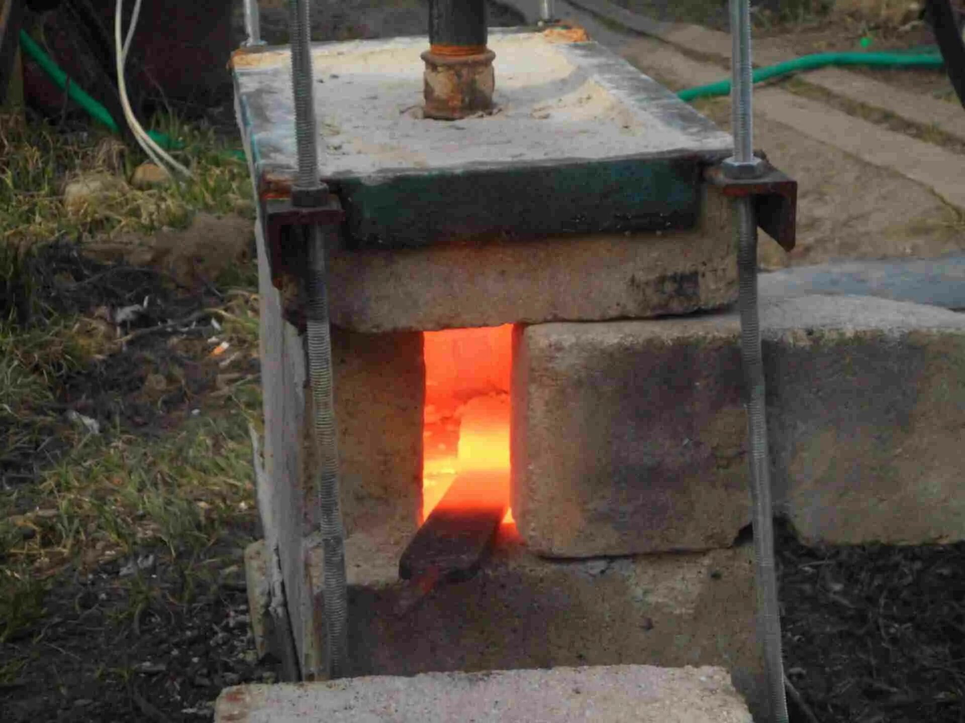 Печка для закалки металла на углях. Печь для закалки металла своими руками. Печь для закалки стали большая. Печь для закалки металла своими руками на газовой горелке.