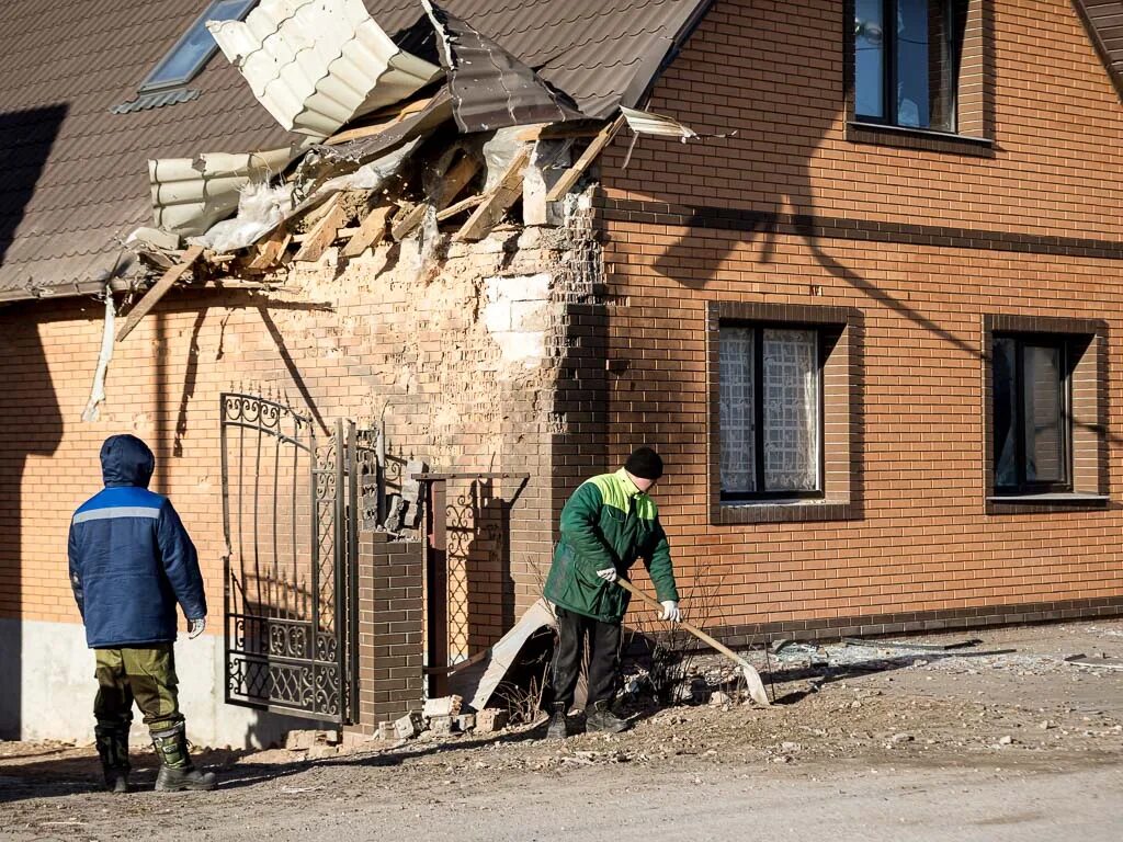 Восстановление жилого помещения. Ветхие дома. Белгород обстрел. Обстрел Белгородской области. Обстрел села Безлюдовка.