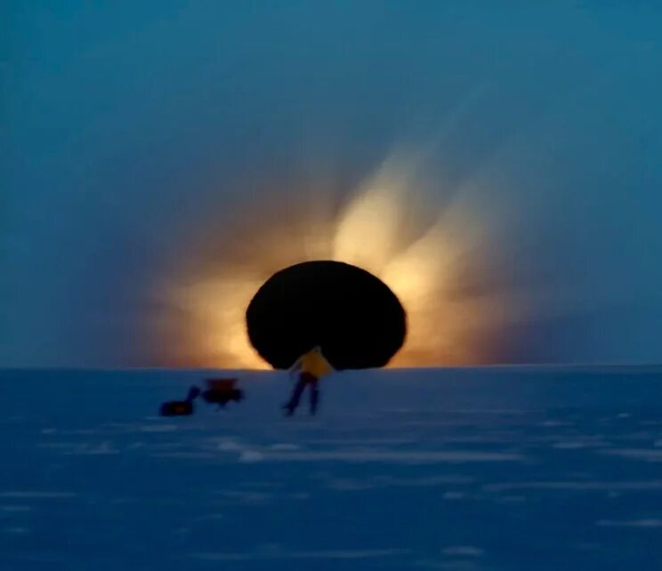 Солнечное затмение 8 апреля америка. Солнечное затмение в Антарктиде. Солнечное затмение в Арктике. Луна в Антарктиде. Странное солнце.