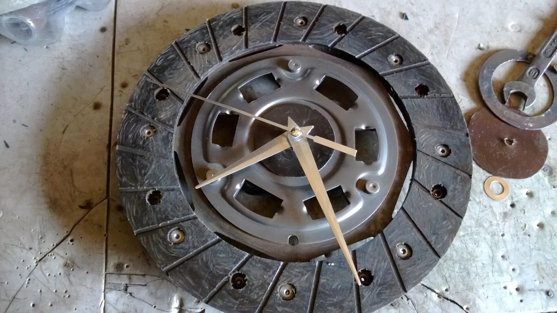Сцепление из тормозного диска. Часы из корзины сцепления. Настенные часы из диска. Сцепление из тормозного диска ваз 2108 на минитрактор. Сцепление из тормозного диска.