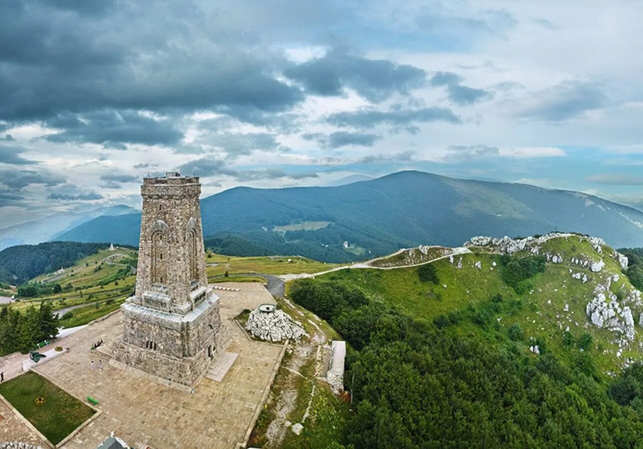 Шипка болгария. Шипка болгария. Шипка битва. Гора шипка болгария. Шипка болгария памятник русским солдатам.