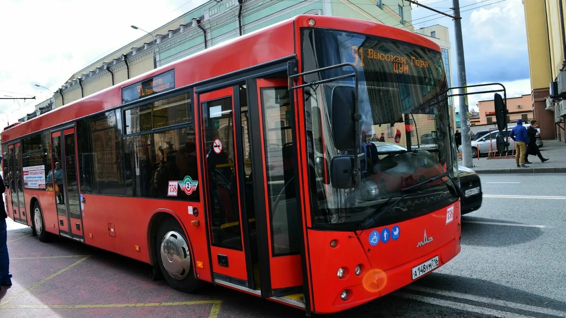 Новые красные автобусы. Автобус КАМАЗ. Автобус Казань. Красный автобус. Новый автобус КАМАЗ.