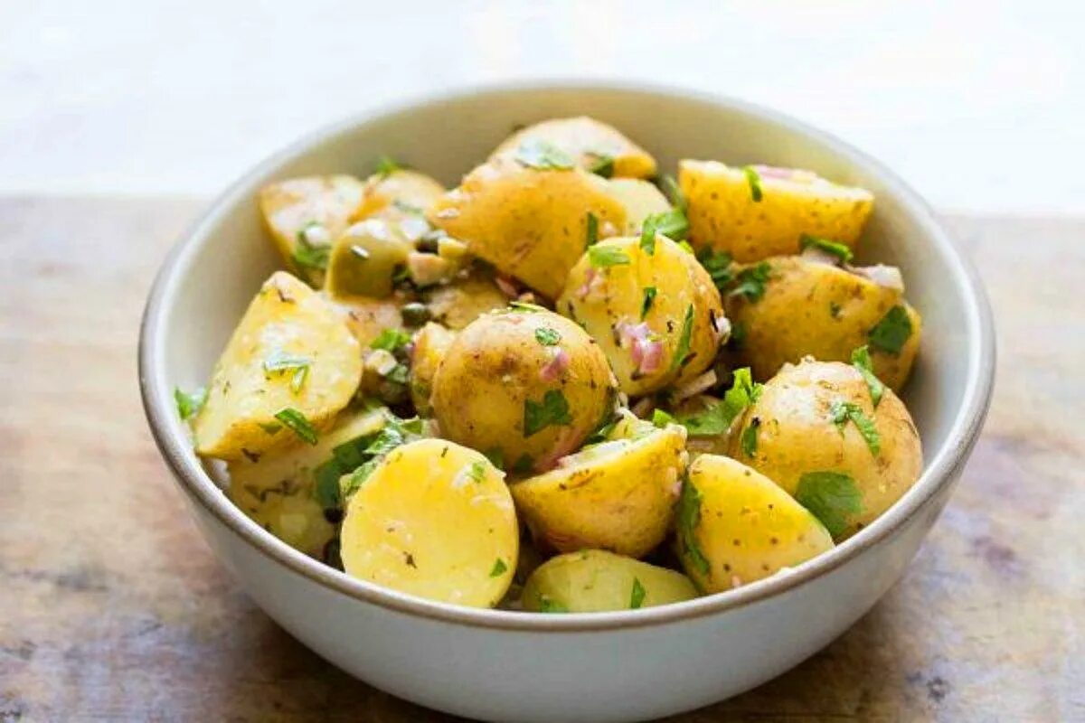 Лук 1 группа. Kartoffelsalat картофельный салат. Картофельный салат Potato Salad. Немецкий салат из картошки. Картошка сыром и огурцы.