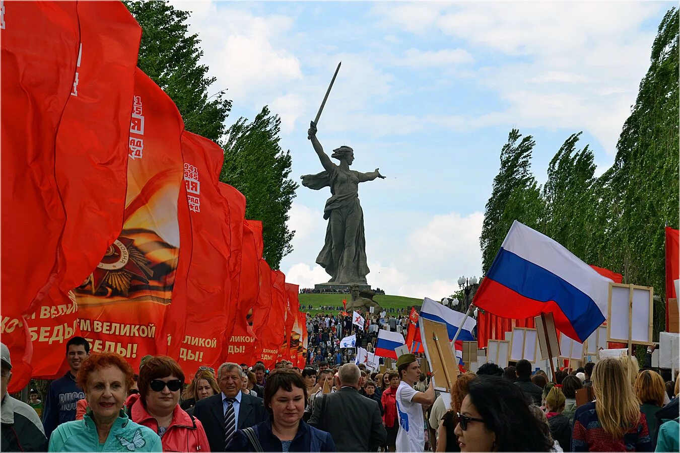 Родина 1 мая. Бессмертный полк Мамаев Курган. Родина-мать Волгоград 9 мая 2023. Бессмертный полк Мамаевом Кургане 9 мая Волгоград. Бессмертный полк Волгоград Родина мать.