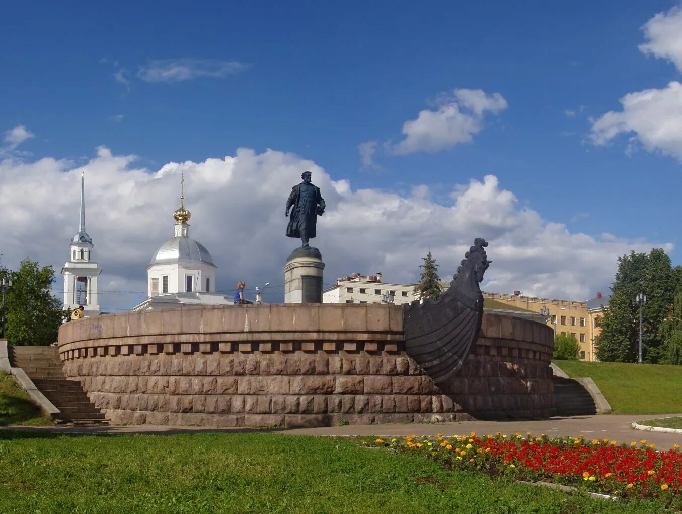 Памятник хождение за три. Памятник Афанасию Никитину. Памятник Афанасию Никитину достопримечательности Твери.