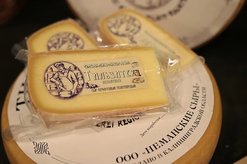 сырная тарелка. ломтик сыра. где взять сыр. сыр золотое кольцо. сыр.