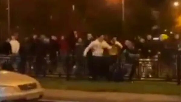 Драка в баре росгвардия. Потасовка в подмосковье. Домодедово драка на авангарде 20 человек. Били со всех сторон: массовое нападение на отца с ребенком. Новые ватутинки драка.