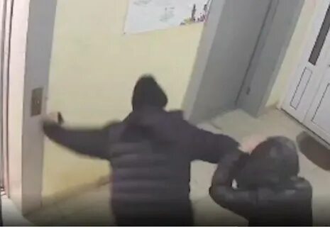 Мужик напал на детей