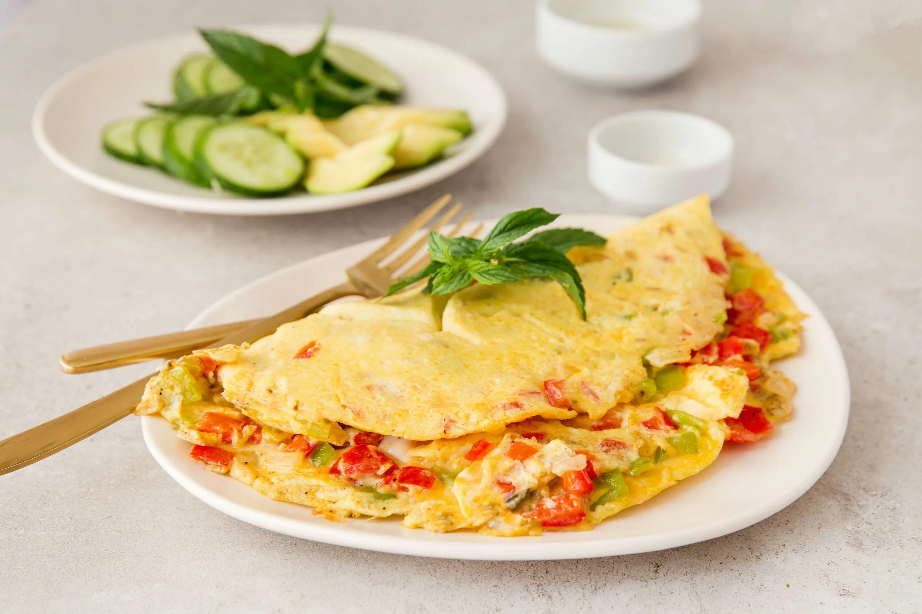 Omelet. О млеи. Омлет с овощами. Омлет с овощами и сыром.