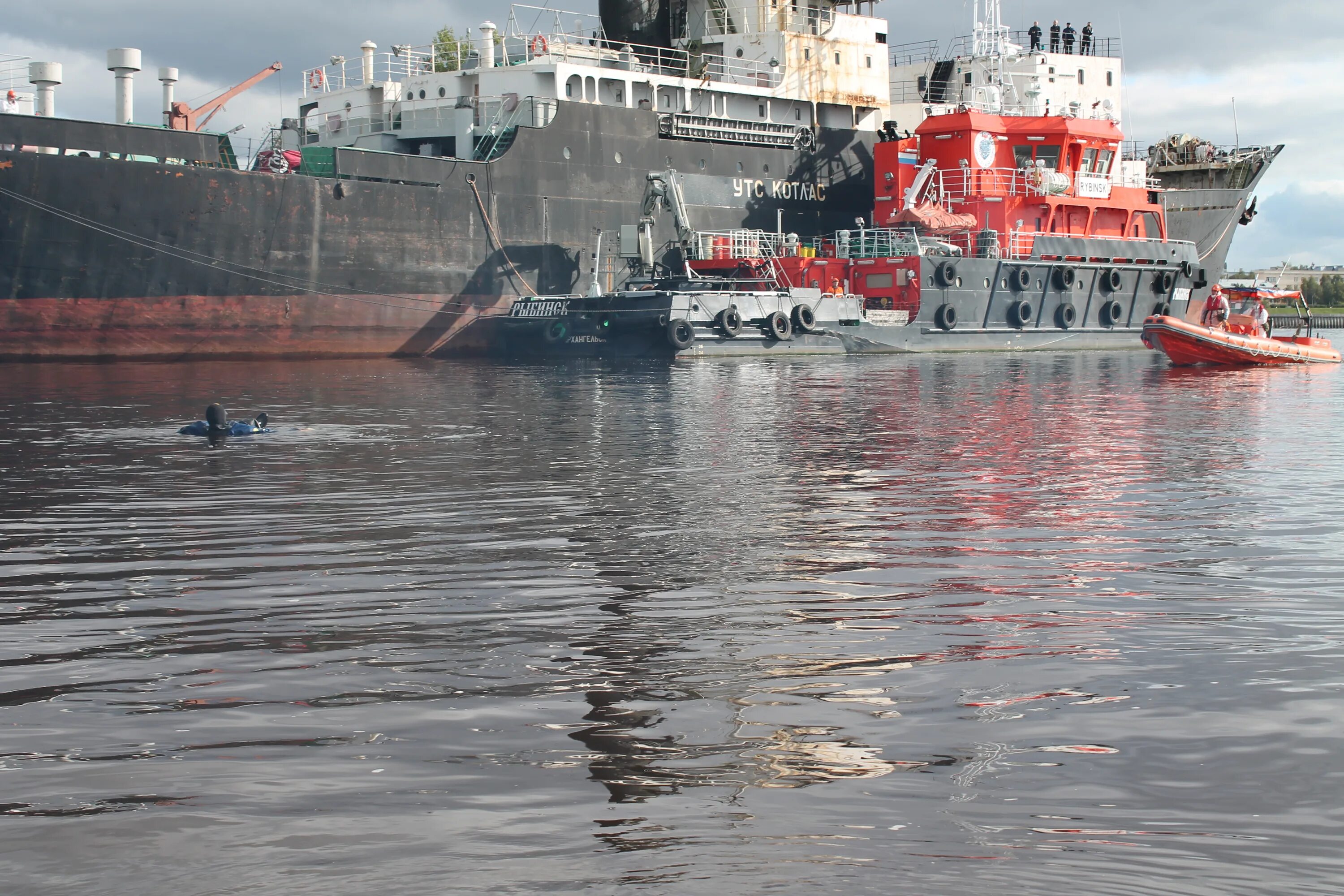 архангельск северной двины 2022. берег реки. причал для лодок. речной порт вологда.