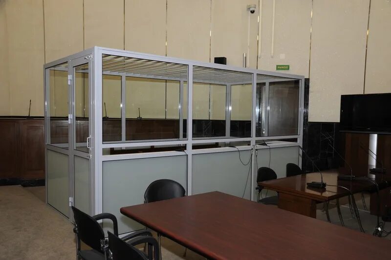 Зал подсудимых. Подсудимый в клетке. Решетка в зале суда. Место обвиняемого в зале суда. Заседание суда.