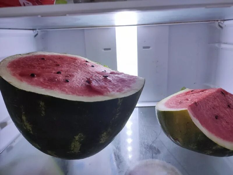 ест арбуз. в каком месяце арбузы. в каком месяце арбузы. в каком месяце арбузы. строение арбуза.