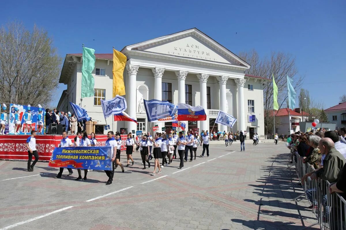 Погода в михайловке волгоградской области на неделю. Михайловка Волгоградская область. Площадь Михайловки Волгоградской области. Парк Победы Михайловка Волгоградской. Город Михайловка парк Победы.