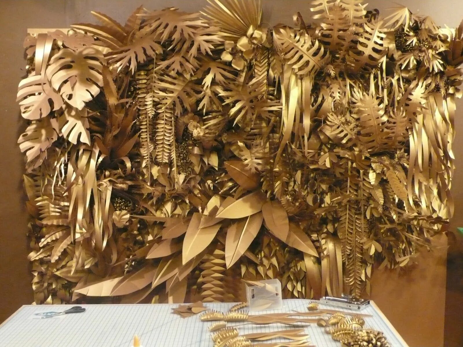 Декор "золотой лист". Фотозона золотистая. Золотые пальмовые листья. Золотые цветы фотозона. Лист фотозоны