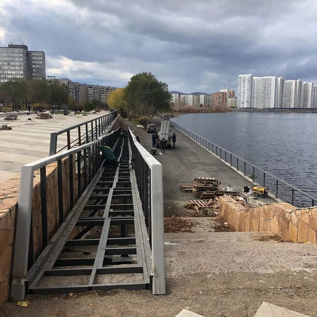 Вакансия на правом берегу. Правобережная набережная Красноярск. Левобережная набережная Красноярск. Набережная Красноярск правый берег. Левобережная набережная Енисея Красноярск.