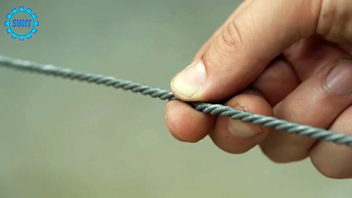 Скрутка металлической проволоки. Проволока пломбировочная пвд d=0,75мм. Крученая проволока. Декоративное скрученные проволоки. Скрученная проволока.