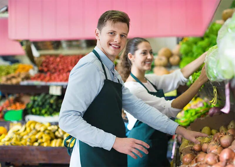 Продавец на выкладку товара. Сотрудник торгового зала. Продавец овощей и фруктов. Работник на овощах и фруктах.