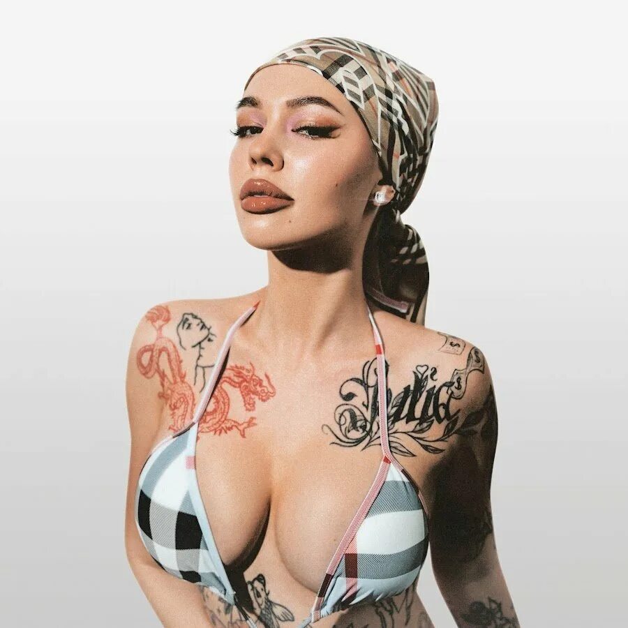 Инстасамка альбом 2022 queen of rap. Инстасамка темная. Instasamka 2022 лысая. Инстасамку love. Инстасамка и манекен.