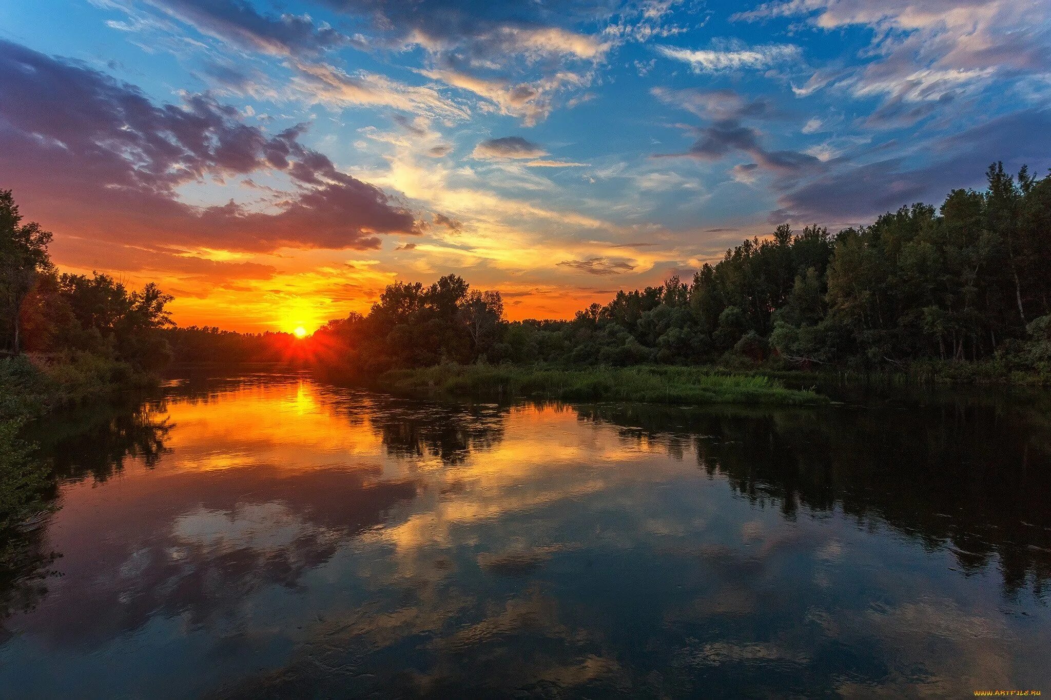Солнце речка. Восход на реке. закат на реке. река солнце. закат лес река.