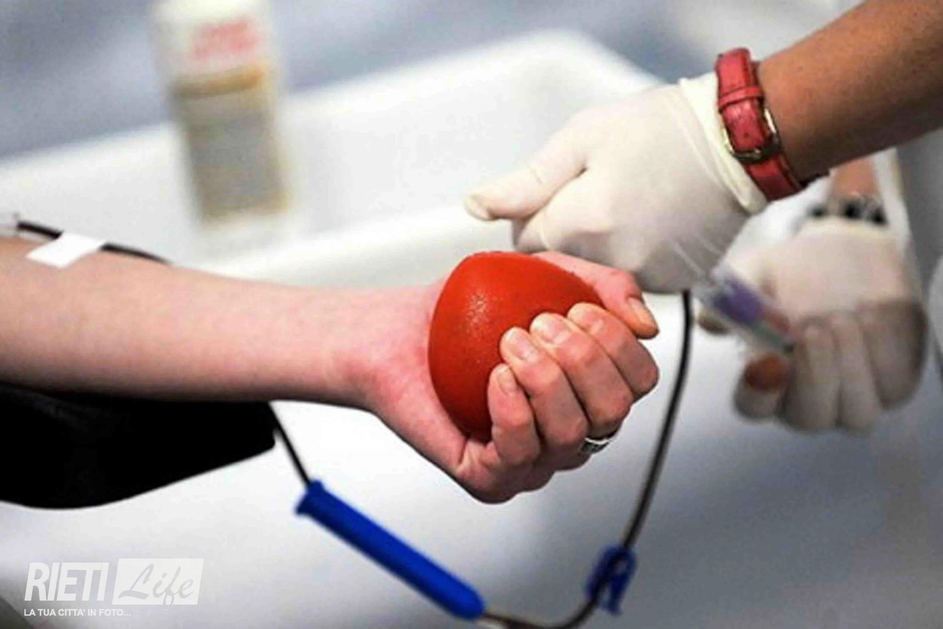 Донор крови. Мячики для доноров крови. Больному переливают кровь.