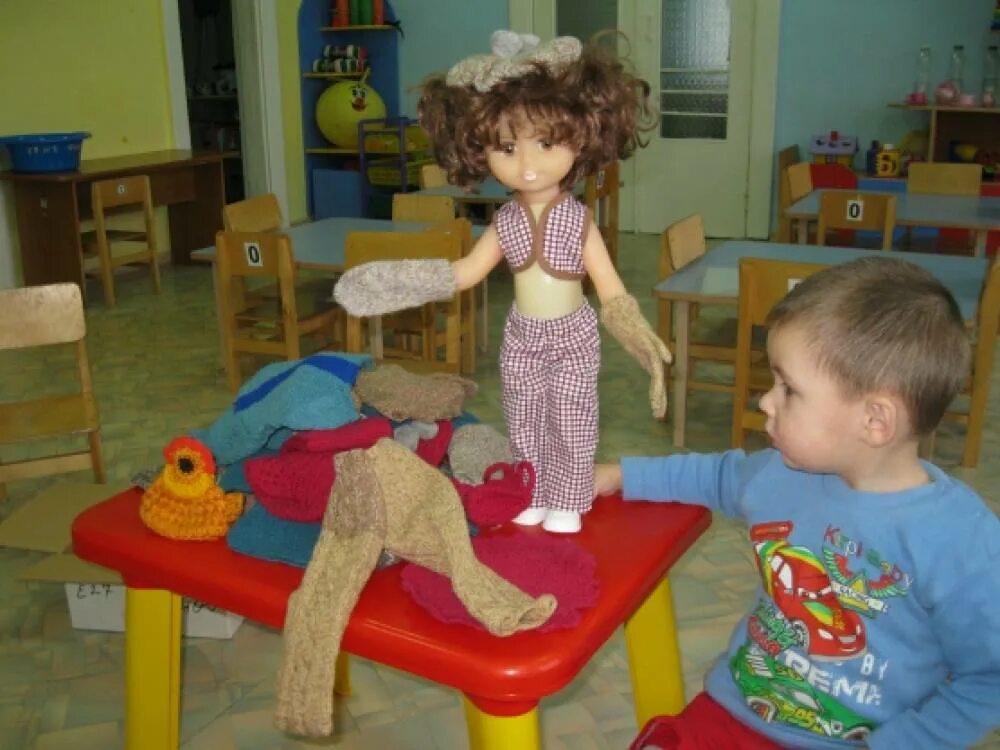 Сюжетно ролевые игры куклой. Куклы в детском саду. Оденем куклу на прогулку. Игра с куклой в детском саду. Дидактическая кукла в детском саду.