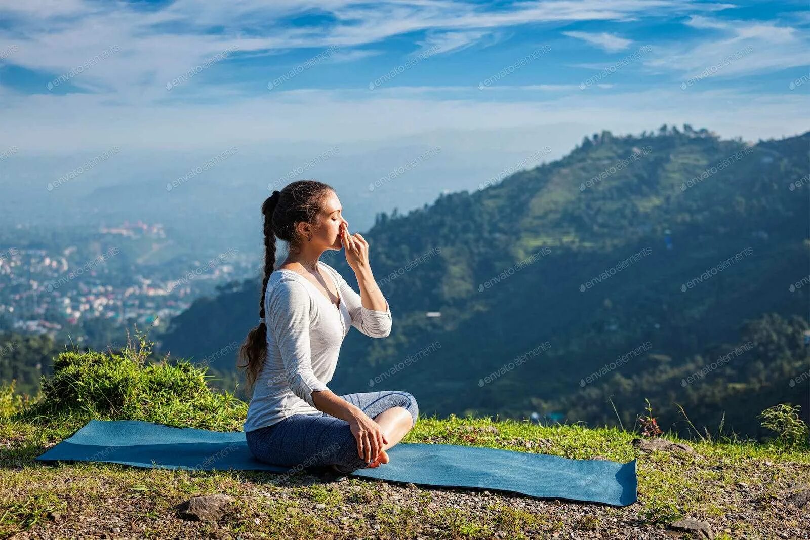 Meditation 1. Нади шодхана пранаяма. Дыхательная йога Нади шодхана пранаяма. Занятия йогой на природе. Расслабление на природе.