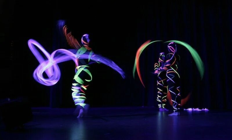 Неоновый наряд. Картинка neon dance. Танцевальные костюмы с неонами. Светящиеся костюмы для танцев в темноте. Neon dance.